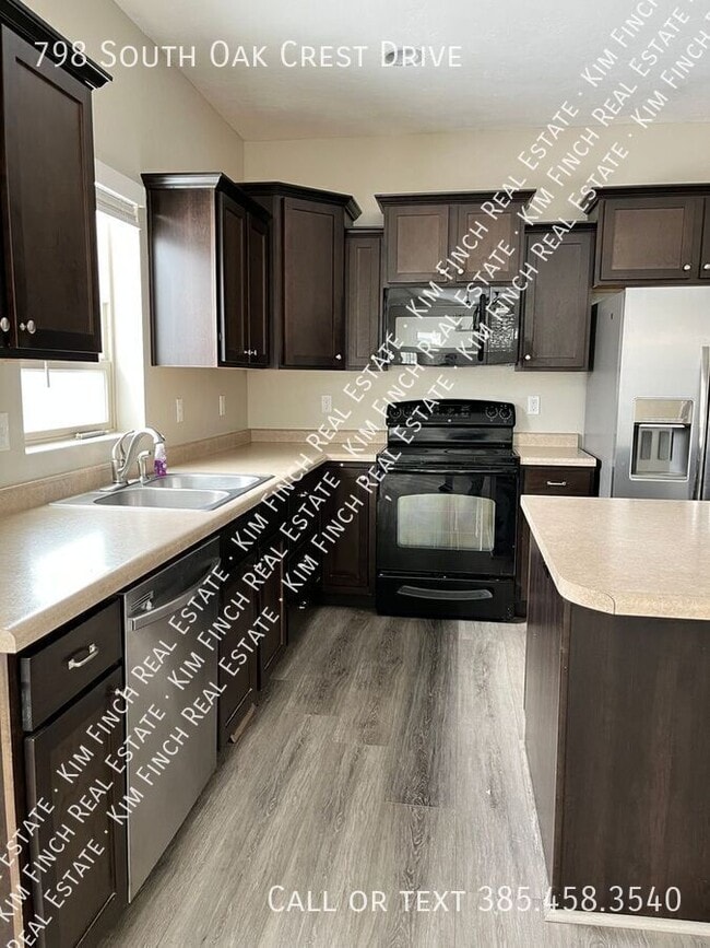 Building Photo - 798 S Oak Crest Dr