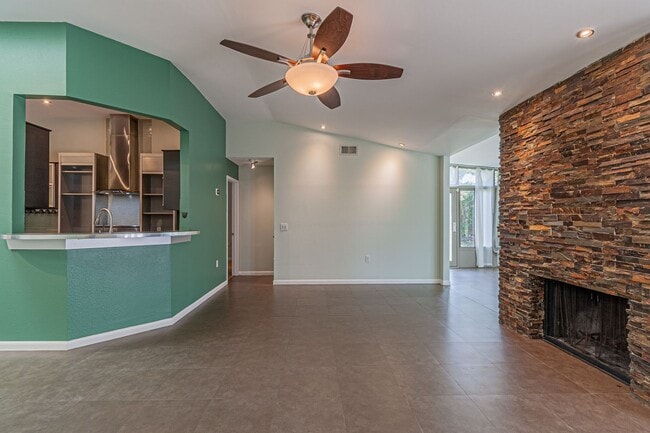 Building Photo - Modern Design 3 Bedroom 2 Bath, 2 car Gara...