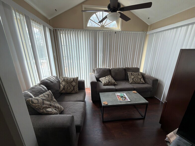 Building Photo - Room in Condo on Brockett Pl