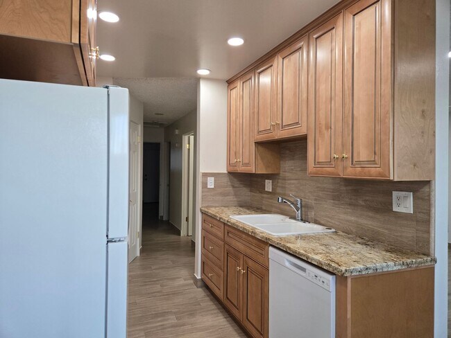 Building Photo - Completely Upgraded 2 bedroom Condo in Riverside