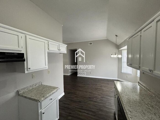 Building Photo - 6232 Ravenwood Lake Dr E