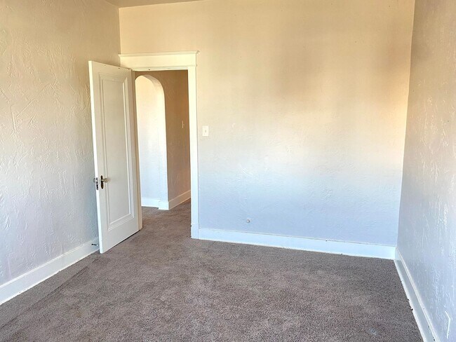 Building Photo - Bailey