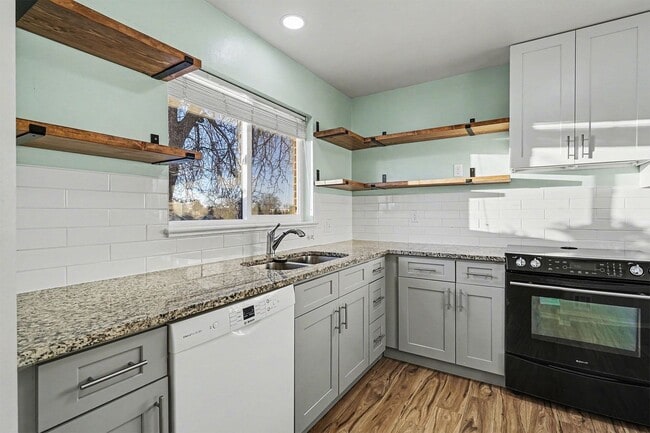 Building Photo - Conveniently Located 2BR with Large Yard