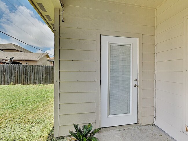 Building Photo - No Application Fee* $500 off first months ...