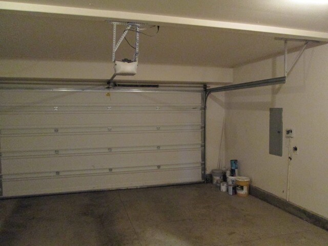 Building Photo - 4Bd/2.5Ba Two Story House - Available to View!