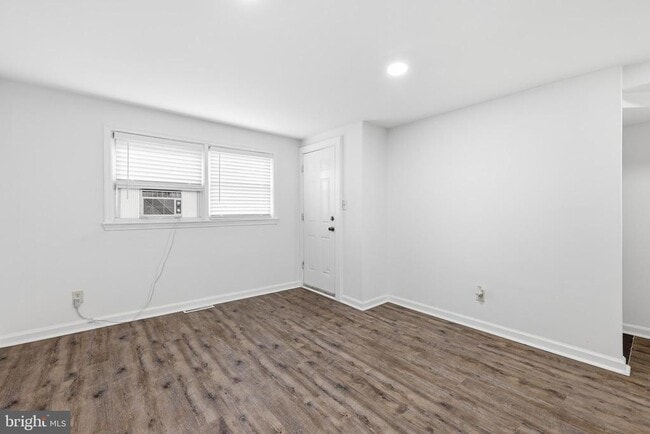 Building Photo - 3816 W Bay Ave