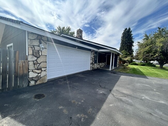 Building Photo - 3 Bedroom, 2 bath 1836 sqft House in Sunset Village