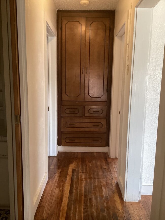 Building Photo - Cute 2 Bedroom with a little historical charm!  One block from ENMU!