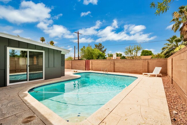 Building Photo - Spacious 6-Bedroom, 3.5-Bath Pool Home Near ASU Campus