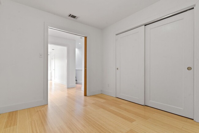 Building Photo - 2 Bed + Bonus Room + Office, 2 Bath Bernal...