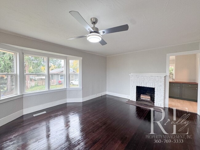 Building Photo - Charming Upper Unit with Modern Kitchen, W...