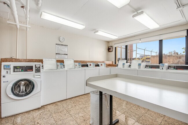 Building Photo - 1540 N La Salle Dr