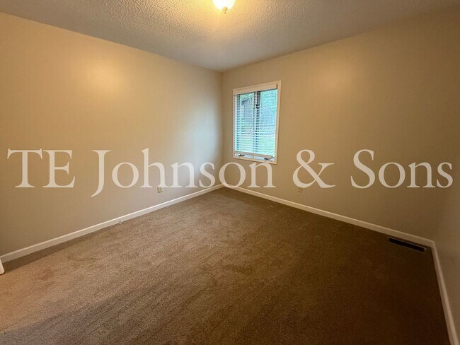 Building Photo - Charming 3 Bedroom Home Near Country Club ...