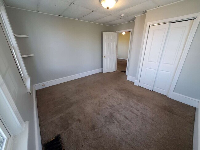 Building Photo - Renovated 2 Bedroom – First Floor Apartment in East Greenwich!
