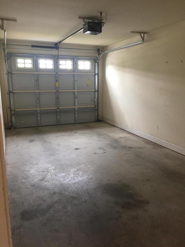 Building Photo - 734 Majestic Dr