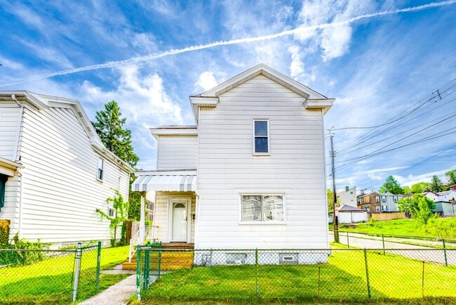 Building Photo - AVAILABLE JULY 2026 - Spacious 2 Bedroom Home w/ Fenced Yard & AC!