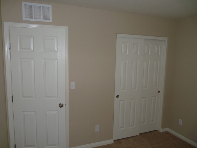 Building Photo - SOUTHERN HIGHLANDS 3 BEDROOM, 3 BATH HOME