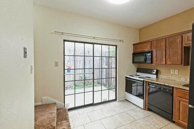 Building Photo - Dallas Townhome with Reserved Parking