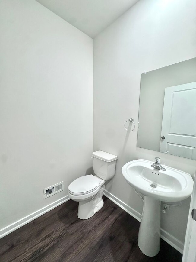 Building Photo - THREE BEDROOM/2.5 BATH TOWNHOME in Southern Lehigh School District