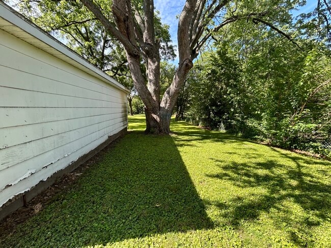 Building Photo - 1000 Kern St