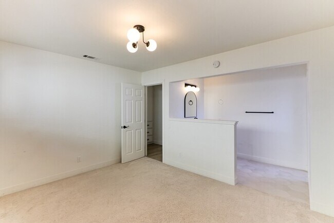 Building Photo - Modern 3 Bedroom Pool Home in Hemet