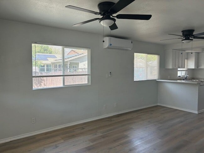 Building Photo - Great Downtown Location