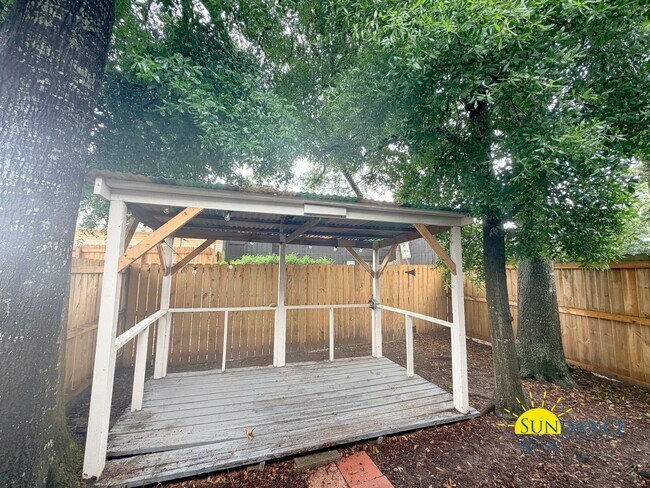 Building Photo - Beautiful 2 Bedroom townhome in Fort Walton Beach in between Hurlburt Field & Eglin Airforce Base!