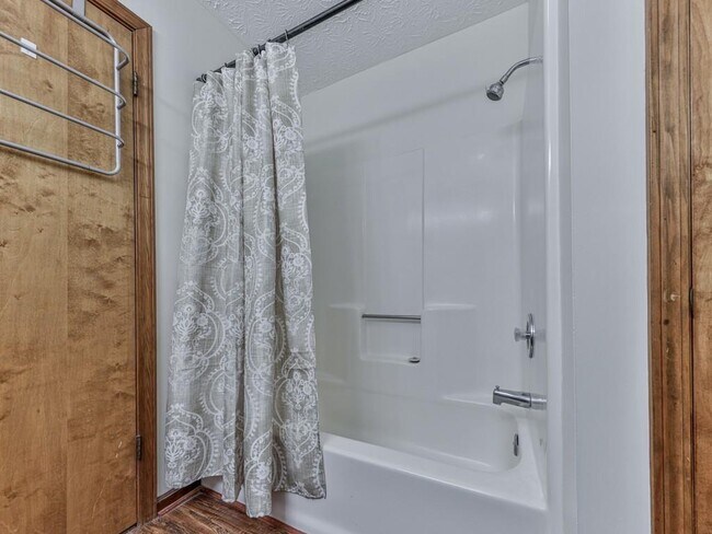 Building Photo - 1101 Fairway Oaks