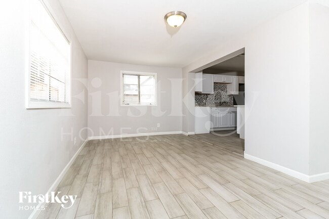 Building Photo - 2735 W Royal Palm Rd