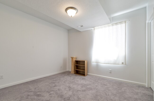 Building Photo - 5 bedroom 3.5 bathroom home in Lehi.