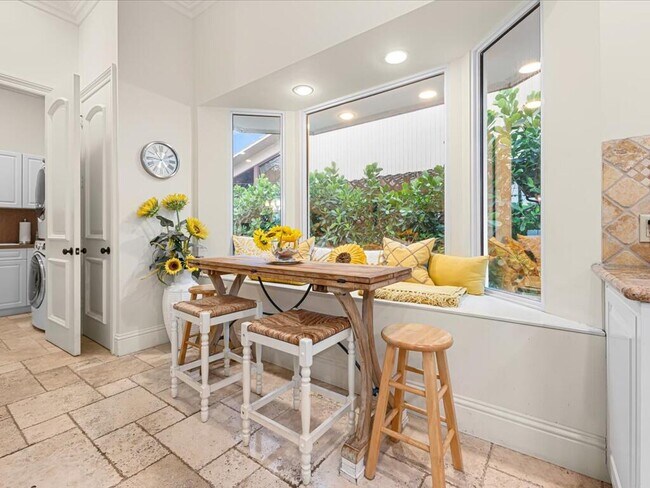 Building Photo - 3030 NE 45th St