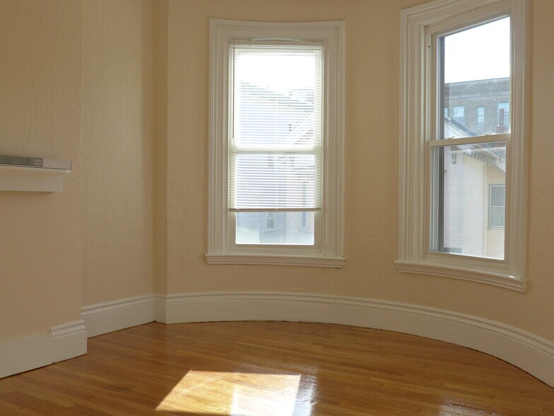 Building Photo - 44 Delle Ave