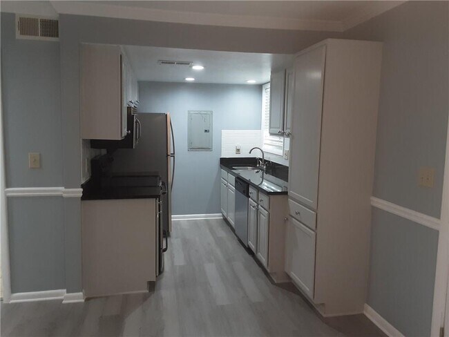 Building Photo - 6900 Roswell Rd