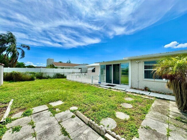 Building Photo - 3131 Roxbury Dr