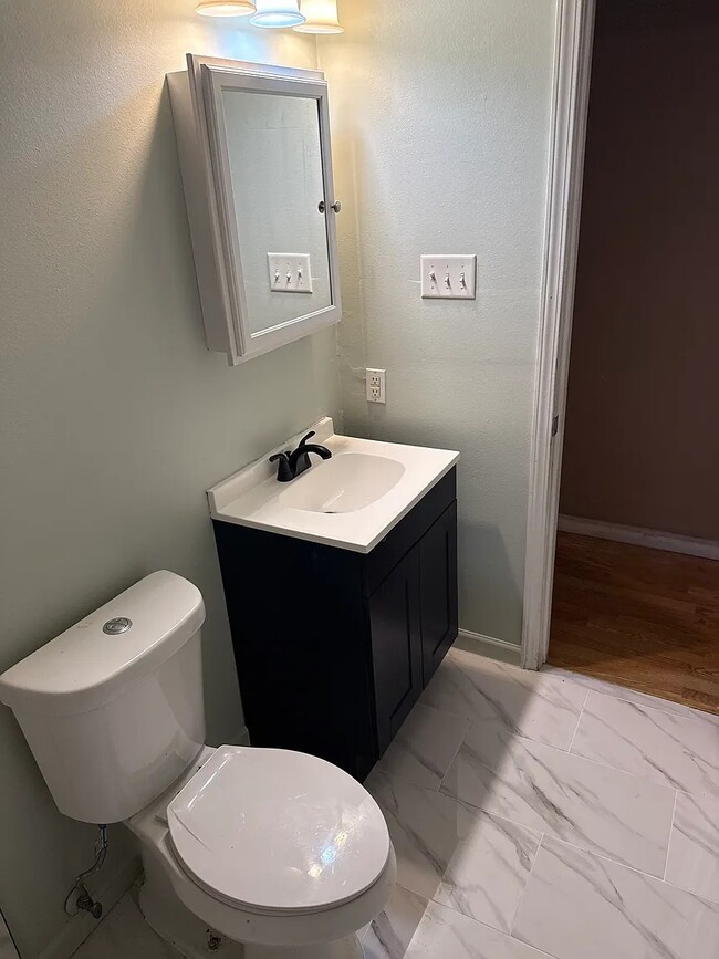 Building Photo - 2422 Dublin St