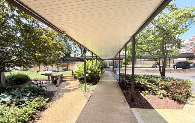 Building Photo - 2 Bedroom/ 3 Bath condo on West End, 1 assigned covered parking spot, Small Storage Space include...