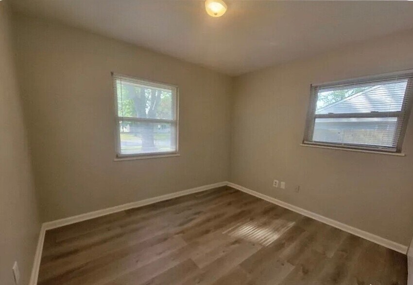 Building Photo - 1805 Randolph Dr