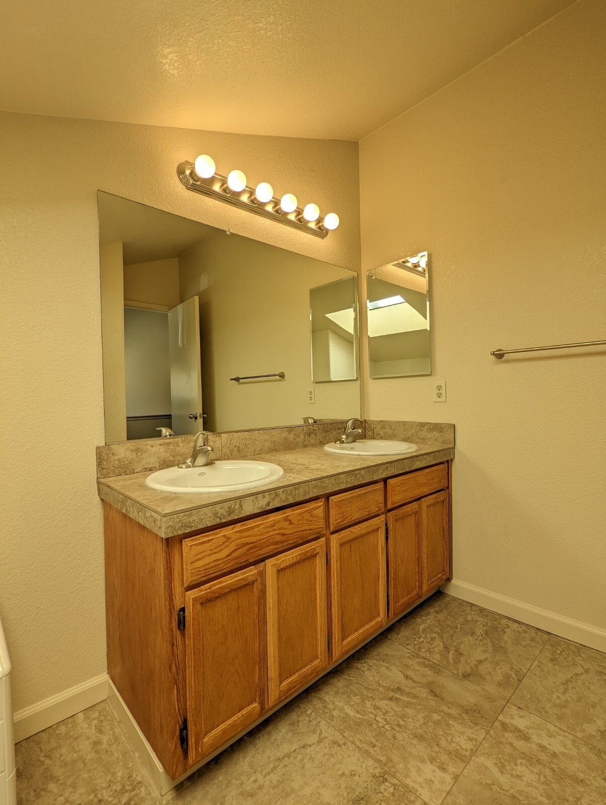 Building Photo - 1704 Woodlake Dr