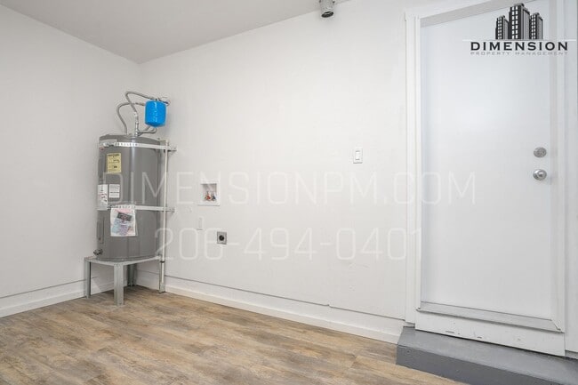 Building Photo - Modern & Updated 2-Bedroom, 1-Bath Duplex ...