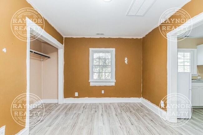 Building Photo - 643-643 Kenwood Ave