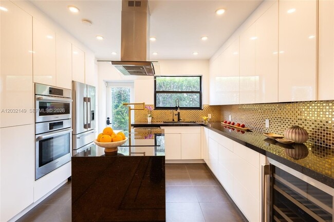 Building Photo - 4230 Royal Palm Ave
