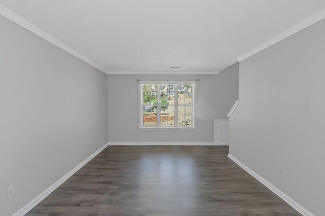 Building Photo - Spacious and inviting