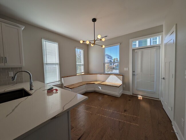 Building Photo - End-unit townhome in Bryant Park Terrace! 2-beds, 2-full baths, and 2-half baths.