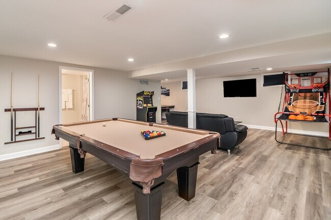 Building Photo - 649 Edgebrook Terrace