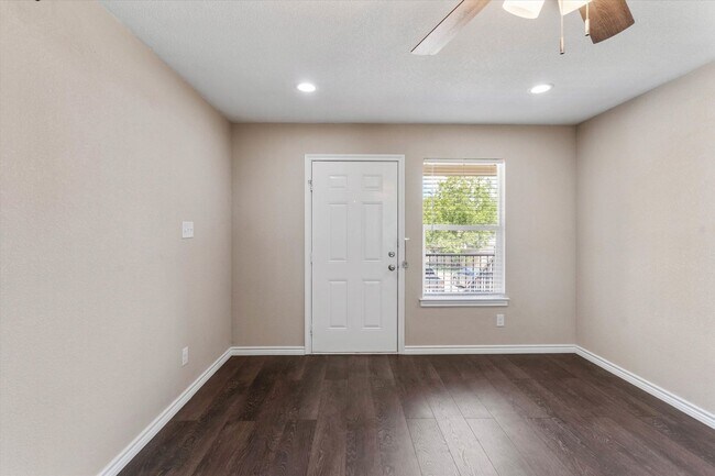 Building Photo - 1406 Courtney Pl