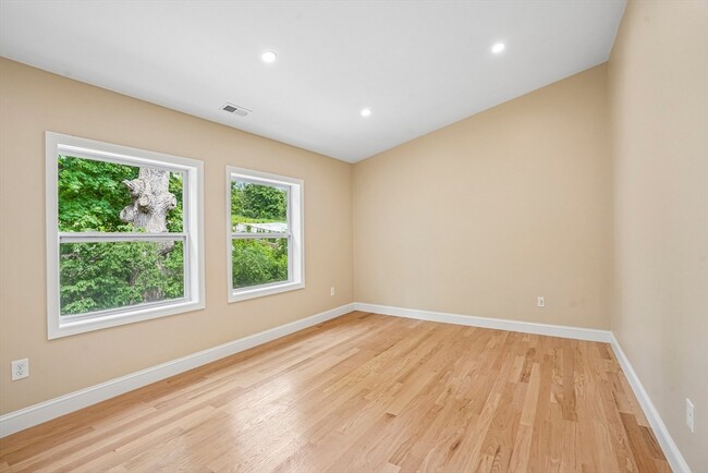 Building Photo - 559 Winthrop St