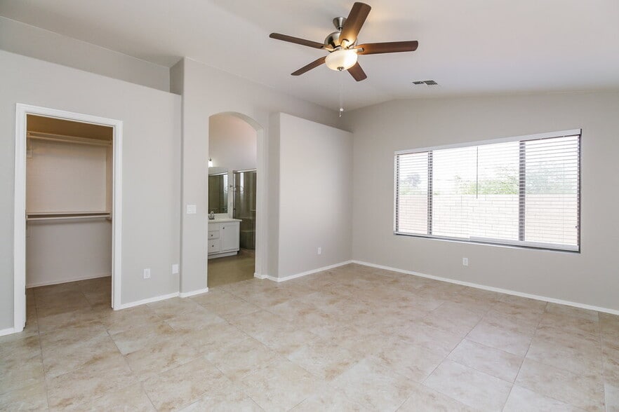 Building Photo - 3724 W Pleasant Ln