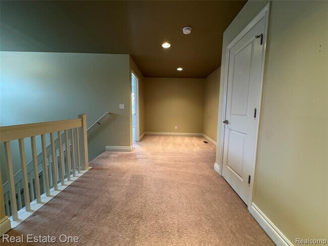 Building Photo - 1030 Oakwood Dr