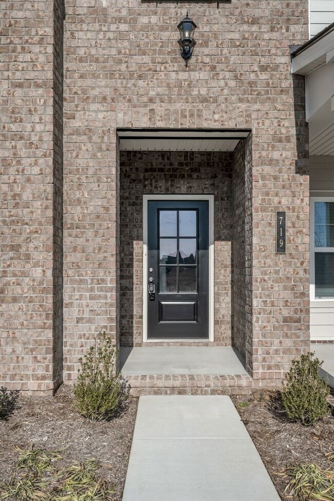 Building Photo - Brand New Townhome