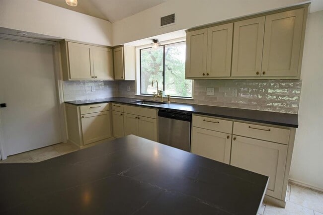 Building Photo - 708 Cowal Dr S
